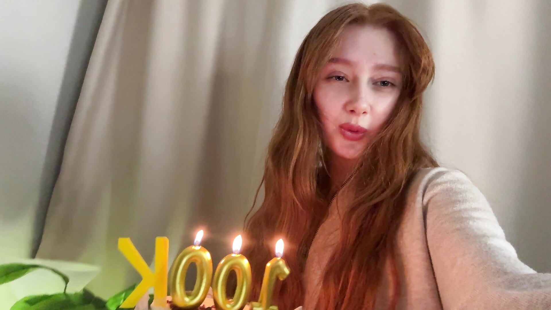 yummy cake for 100 k fans - video oleh AdritVance kamera model