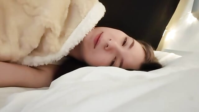 Just woke up - video by Emmie_shy cam model