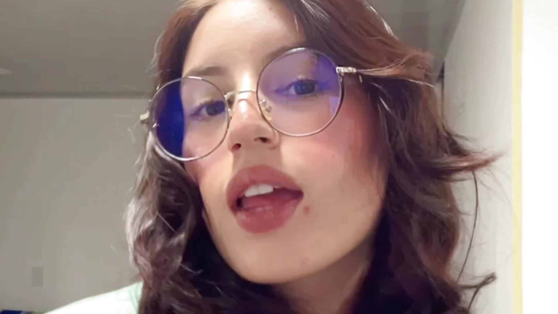 476207d3ec974651bfc3052f21b2d2a0 - video by Irisa_white cam model