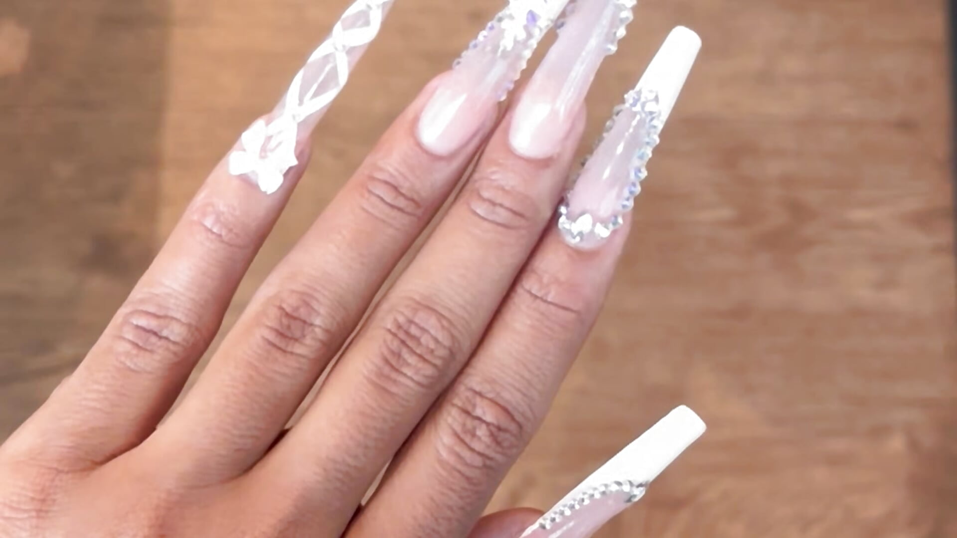 Esas uñas 😍 - video by Fiorella_Bossh_ cam model