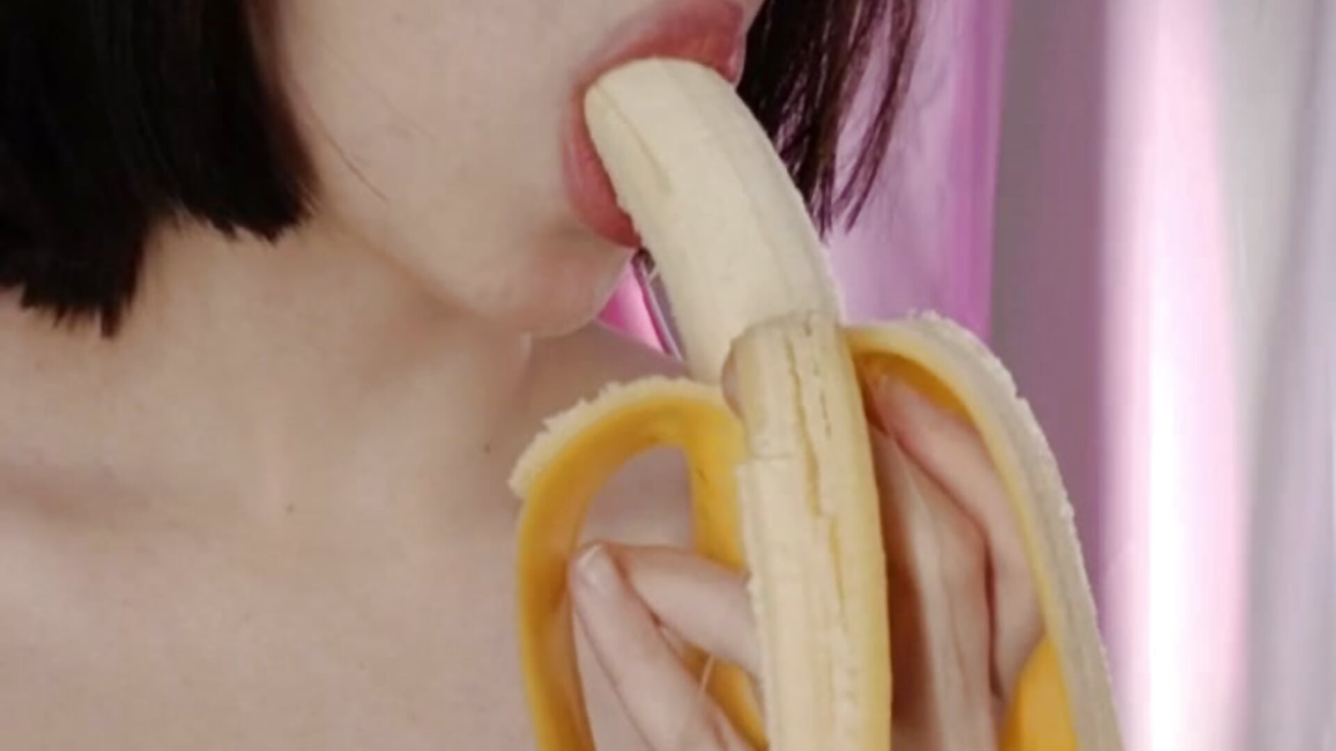 eating a banana - video by Lexi_Bottom cam model