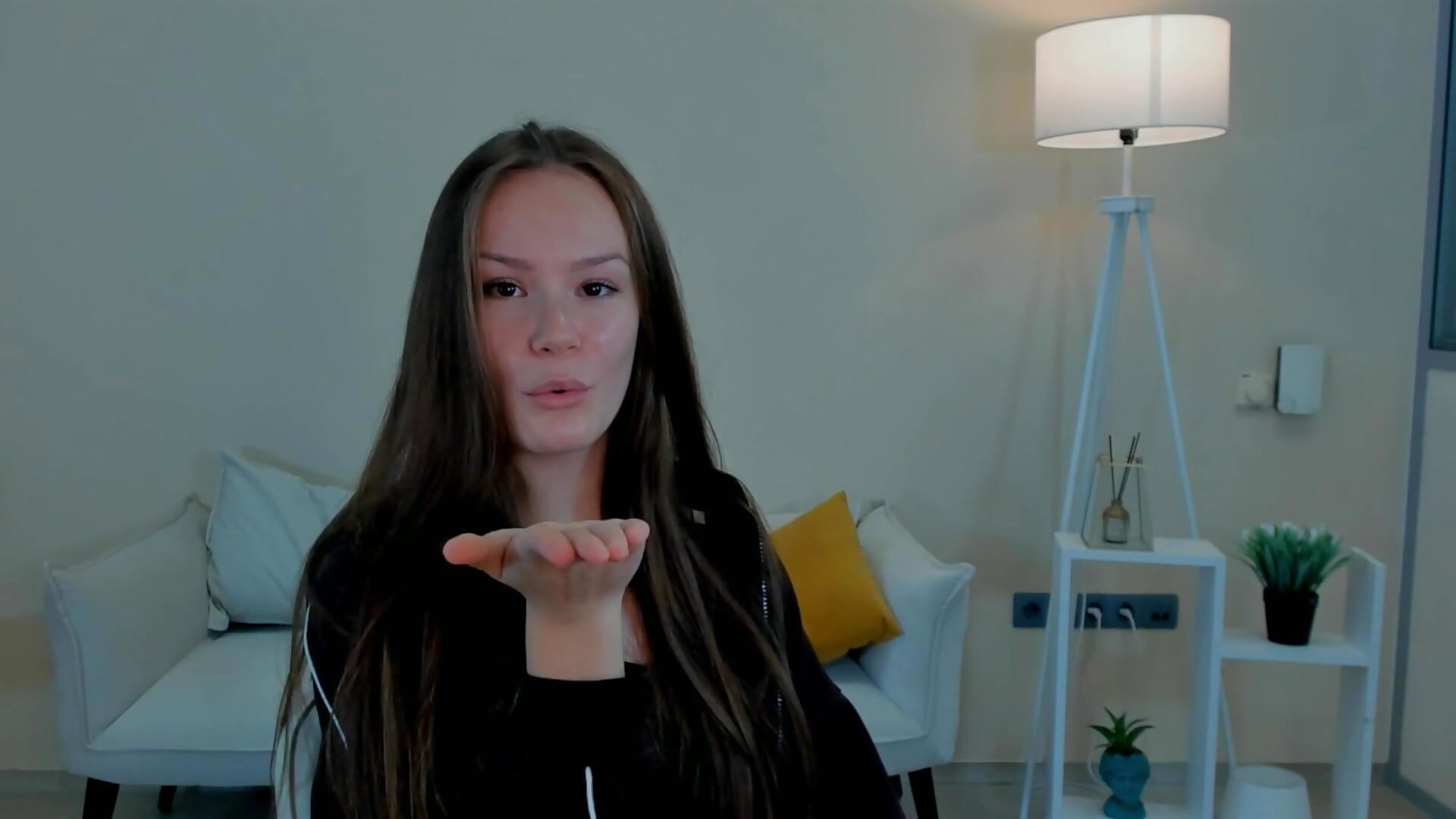 send u beatiful airkiss😋💕 - video by SherieTroll cam model