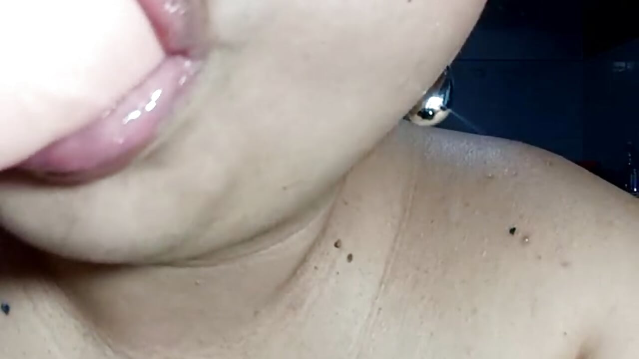Enjoying a delicious deep throat 🍆💦 - Vídeo de Anna_Lucia88, modelo de vídeos