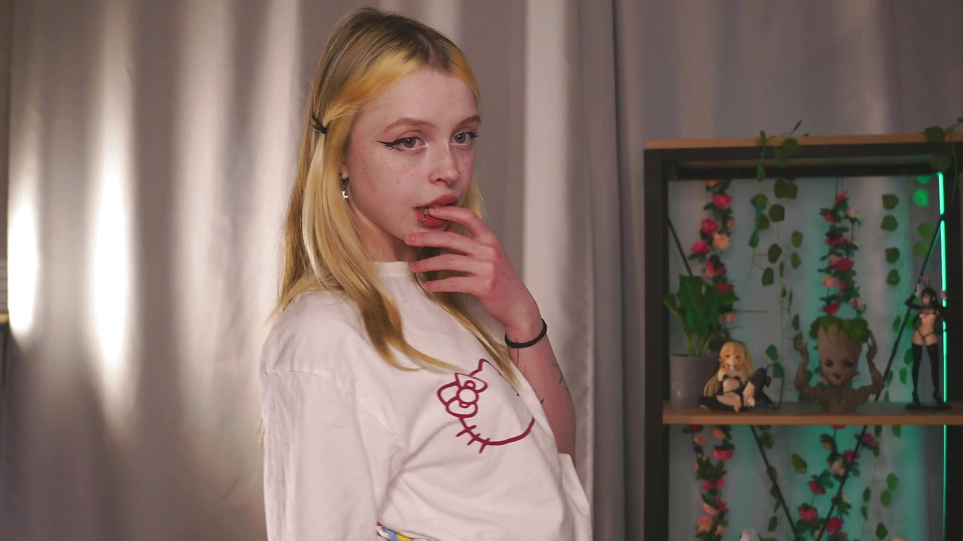 A little shy or you – video modela na kameri ElvenQueen