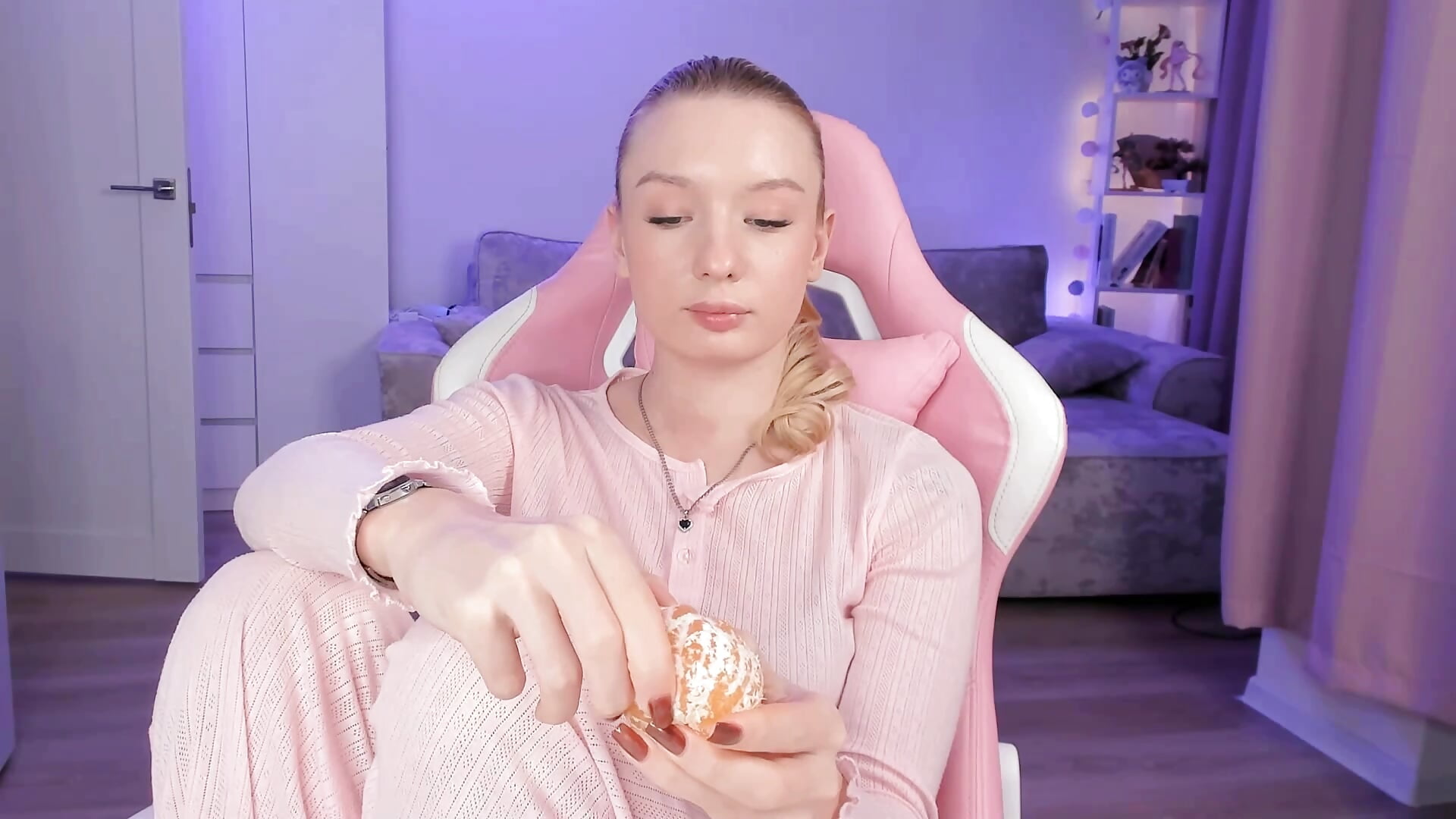 Enjoying tangerine– Tiffany_Paw kameramodell videója