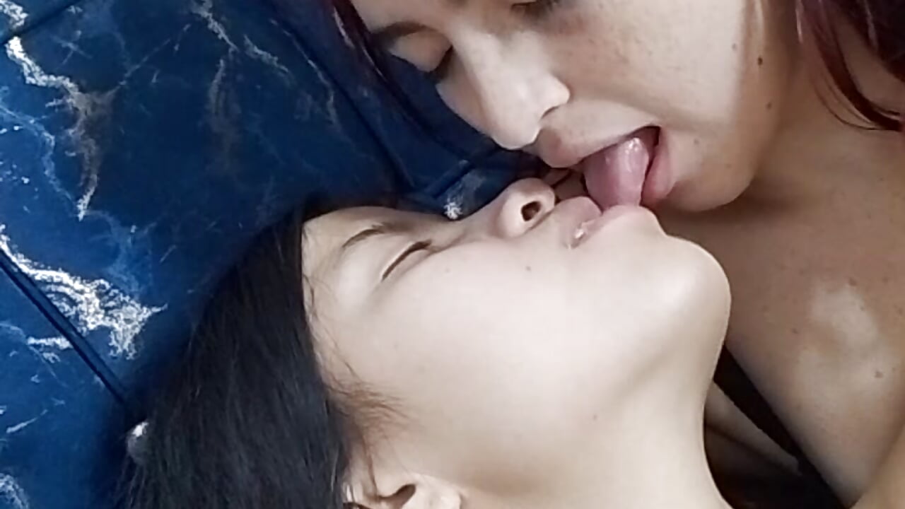 Two girls and some sweet kisses😈 - _Viluu_主播的视频