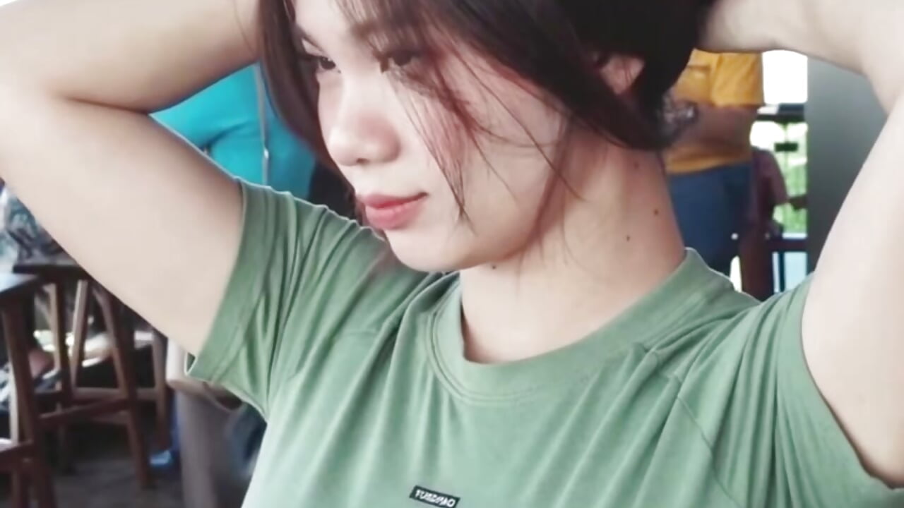 20岁的大奶妹20-year-old girl with big breasts
