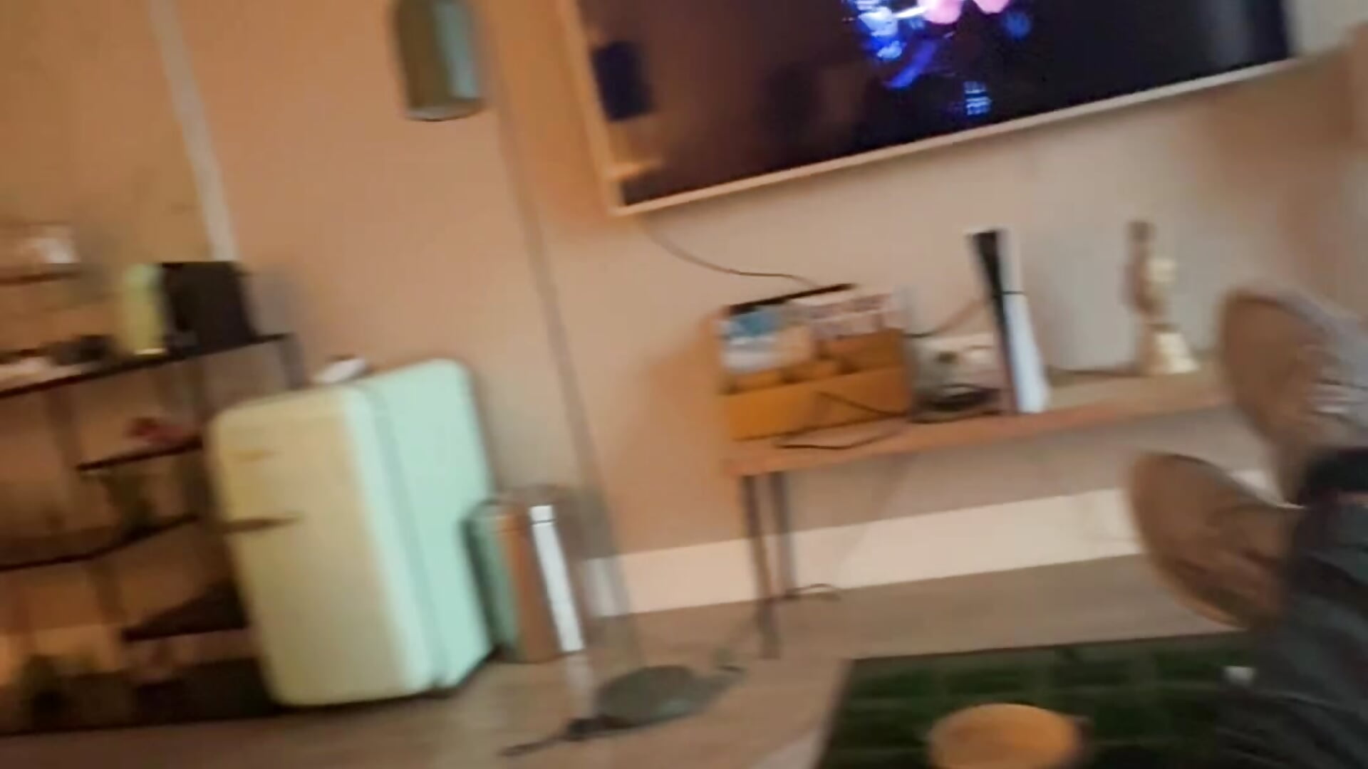 62E46CF5-A994-4618-9F09-6A809EFFEE3E - video van stoutebbc cam-model