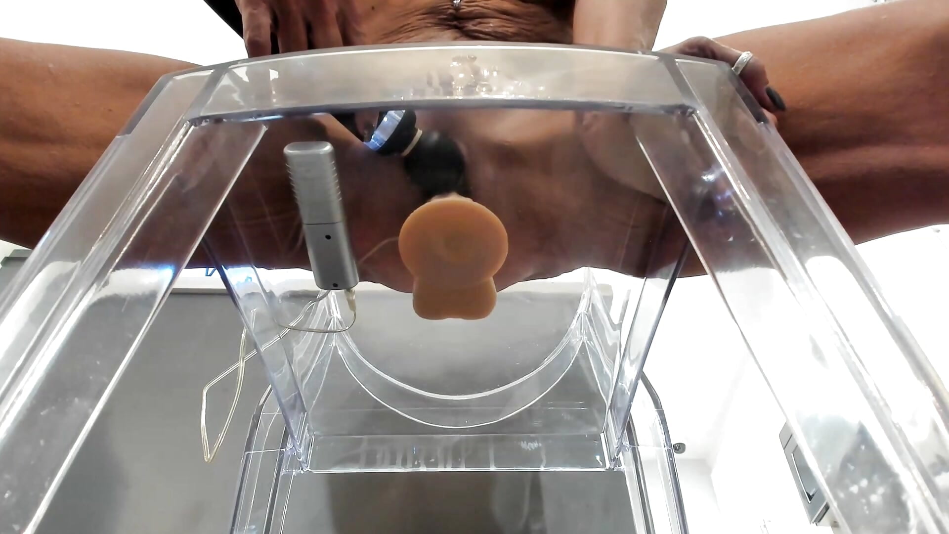 Underview Clear Chair Teaser－カメラキャストのFitCougarの動画