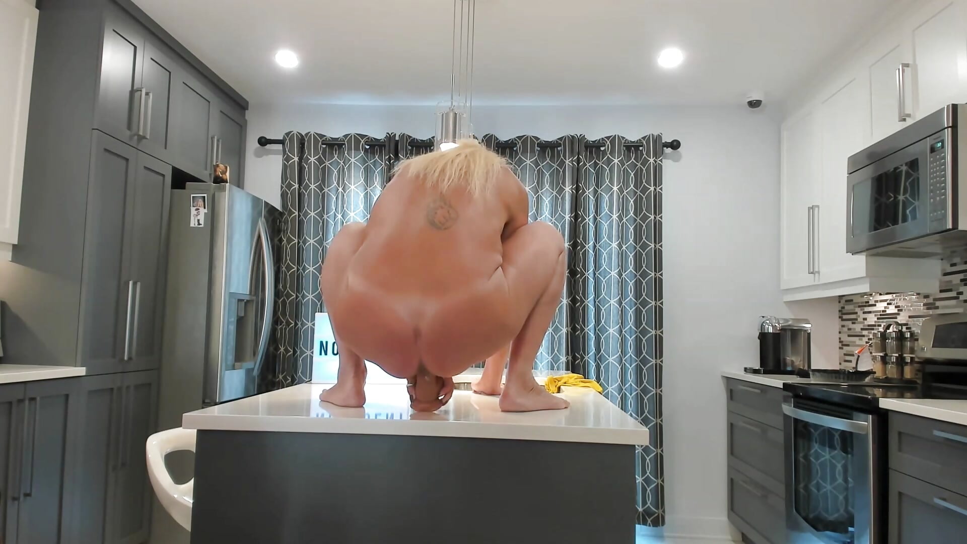 Counter Riding and Juicy Pussy Teaser - วิดีโอโดย FitCougar โมเดลแคม