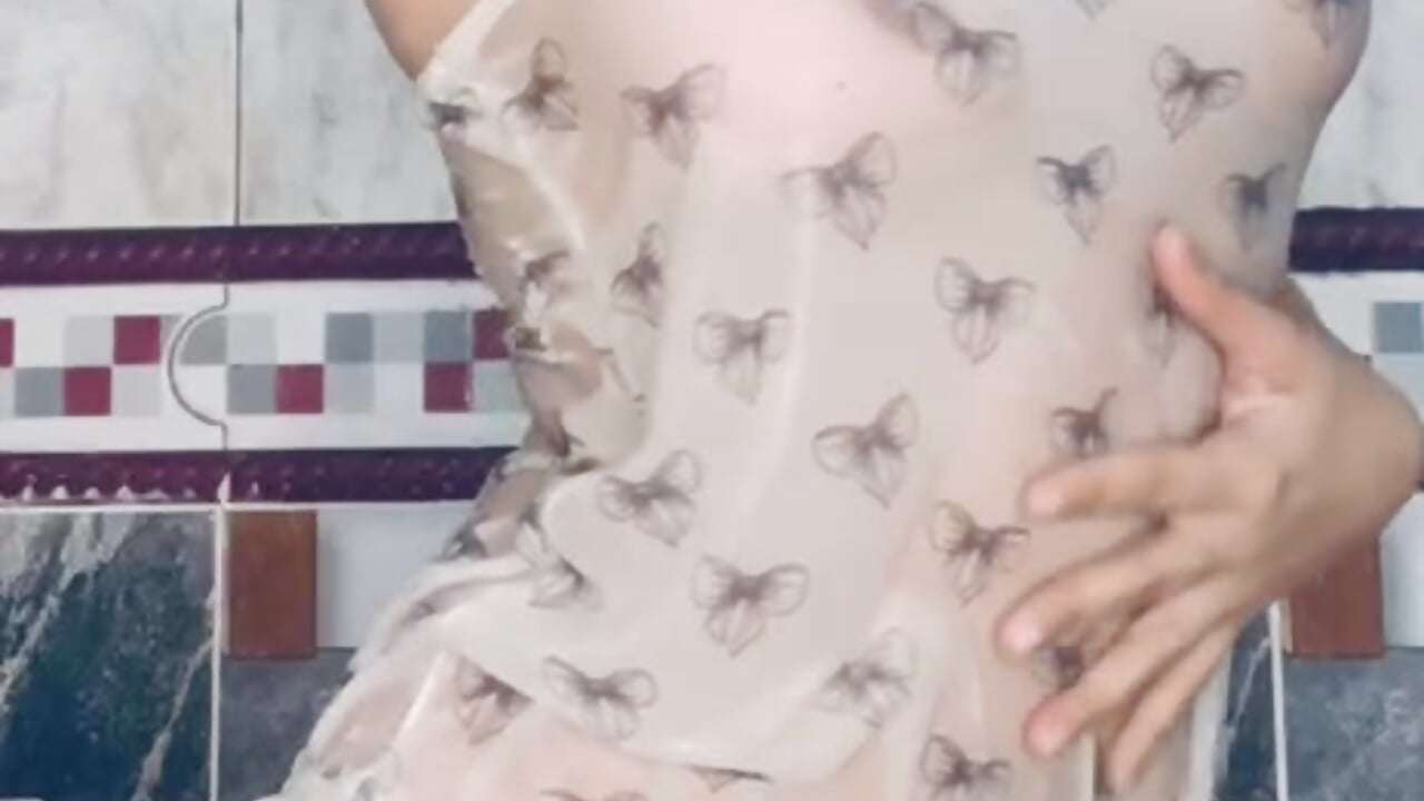 Behind the Shower 🚿🔥 - فيديو من Esmerald_1111 موديل الكام