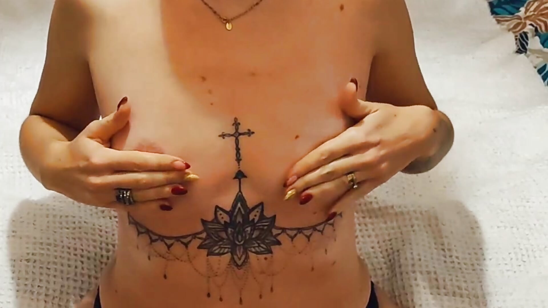 Petit massage huilleux des seins pour hydrater - video by SMLove51 cam model