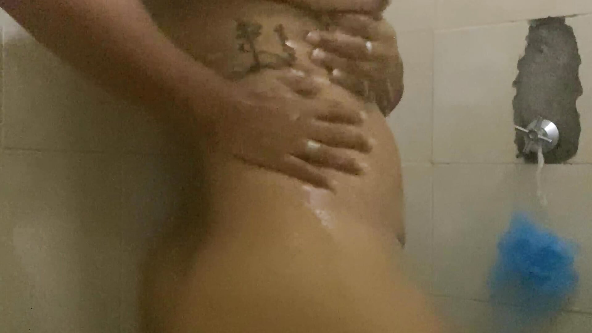 Delicious squirt in the bathroom💦💦🤤