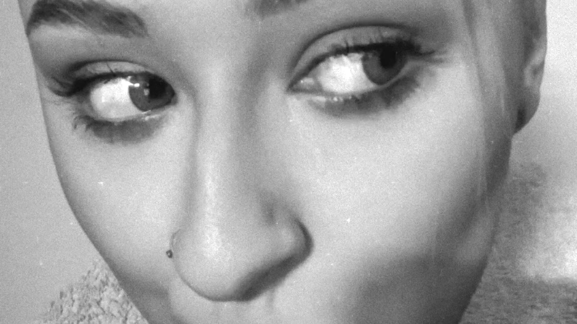 Eyes here… or on my tongue? 😛 - vídeo de Kylie_One modelo de câmara