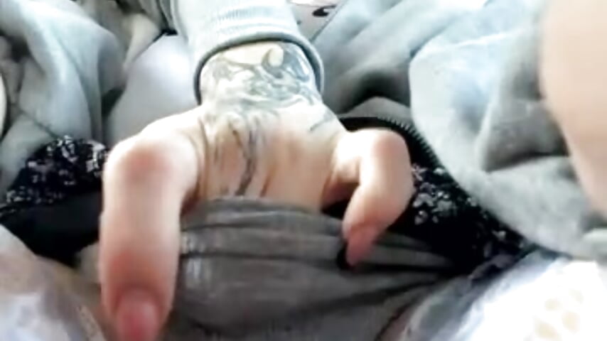 my girlfriend fingering my pussy in a taxi - vídeo de la modelo de cam RussianWoman