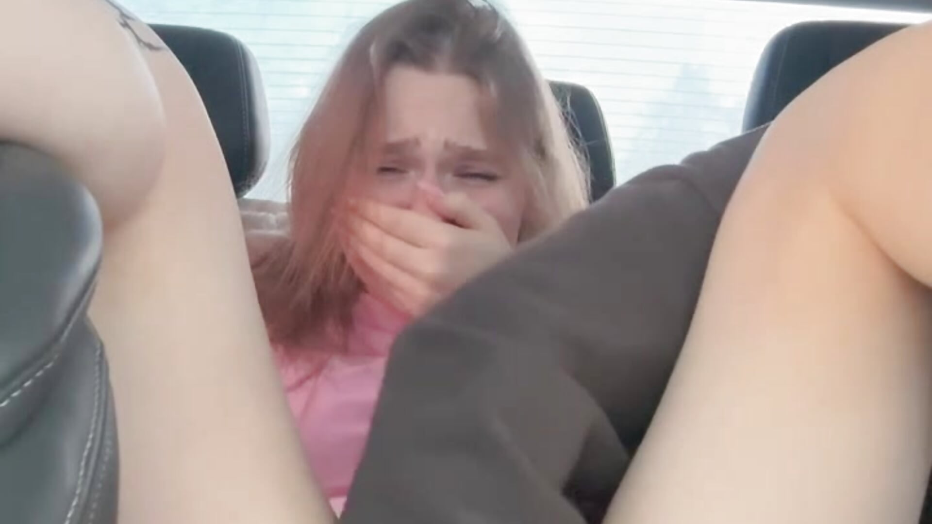 The taxi driver fucks me with his fingers in the car😱🥵😱 - วิดีโอโดย RussianWoman โมเดลแคม