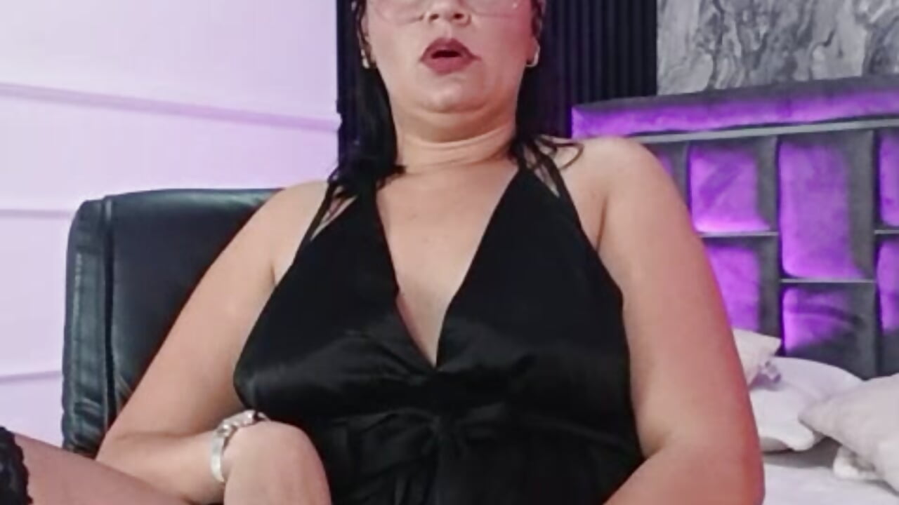 My pussy is so wet under my drees shhhhhhhhhhhhh nobady had to see - video by Sienarosewood cam model