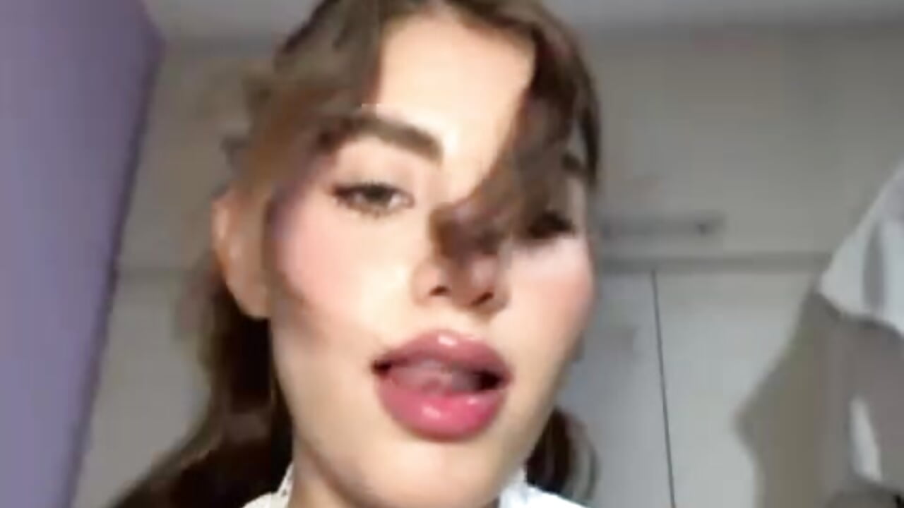 Kiss me 💋 - video by IsabelaStefano cam model