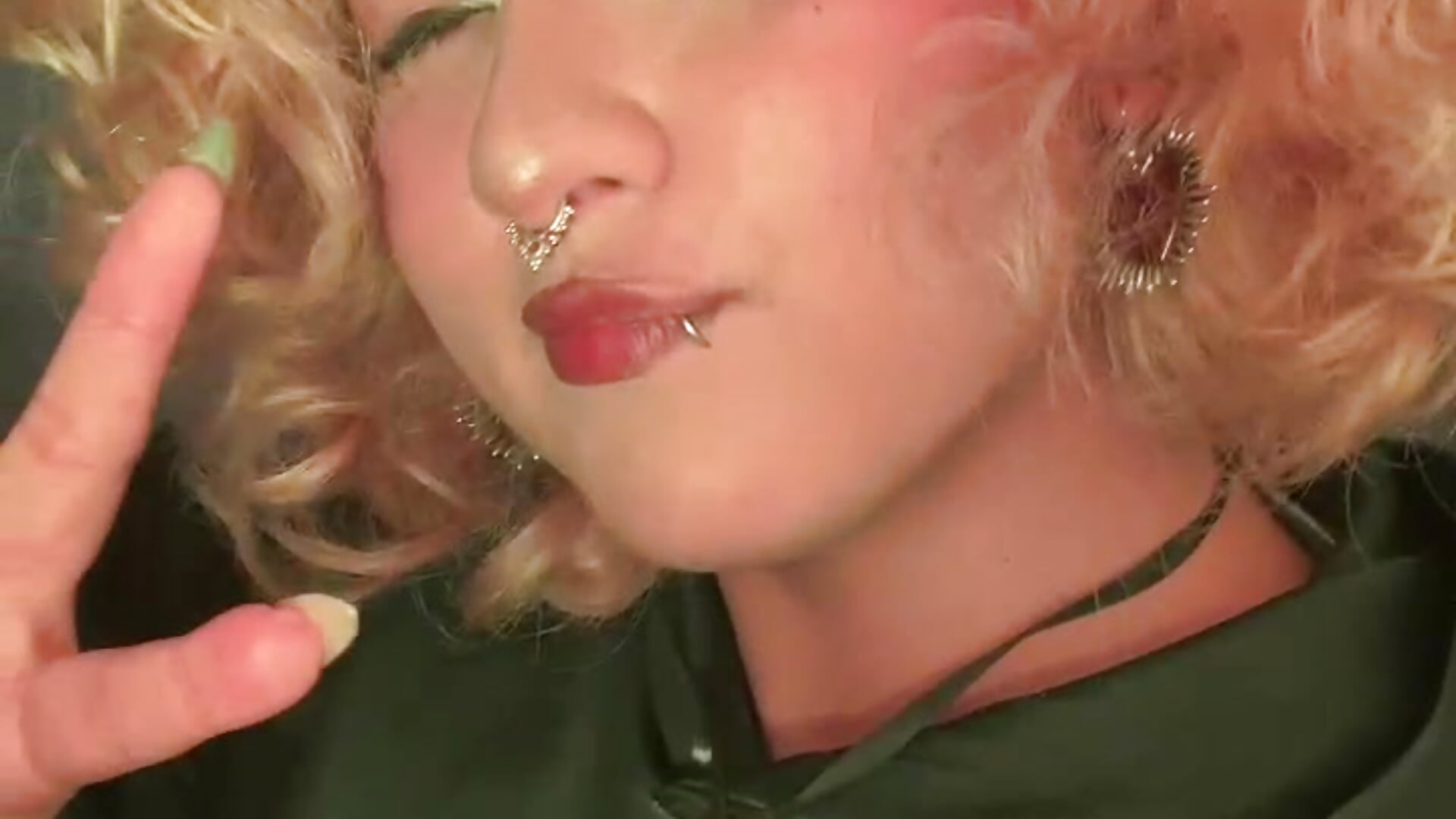 kiss 🥰 - video by ahsly_Zam cam model