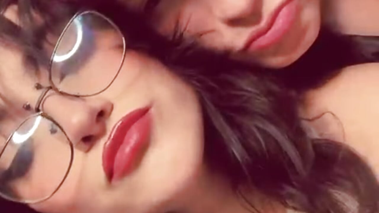 The lights are low, the mood is soft, and we're ready to play 😌 step into our room and let the nigh – video modela na kameri Alice_Dark21