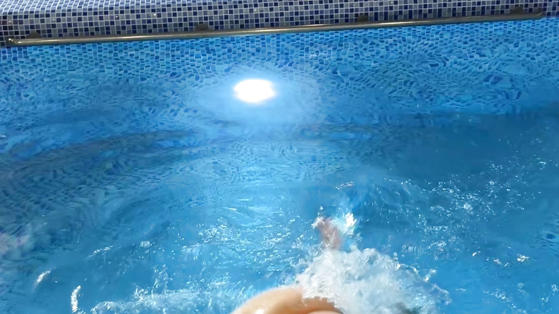 booty in the pool - video oleh model kamera velvet_cherry_