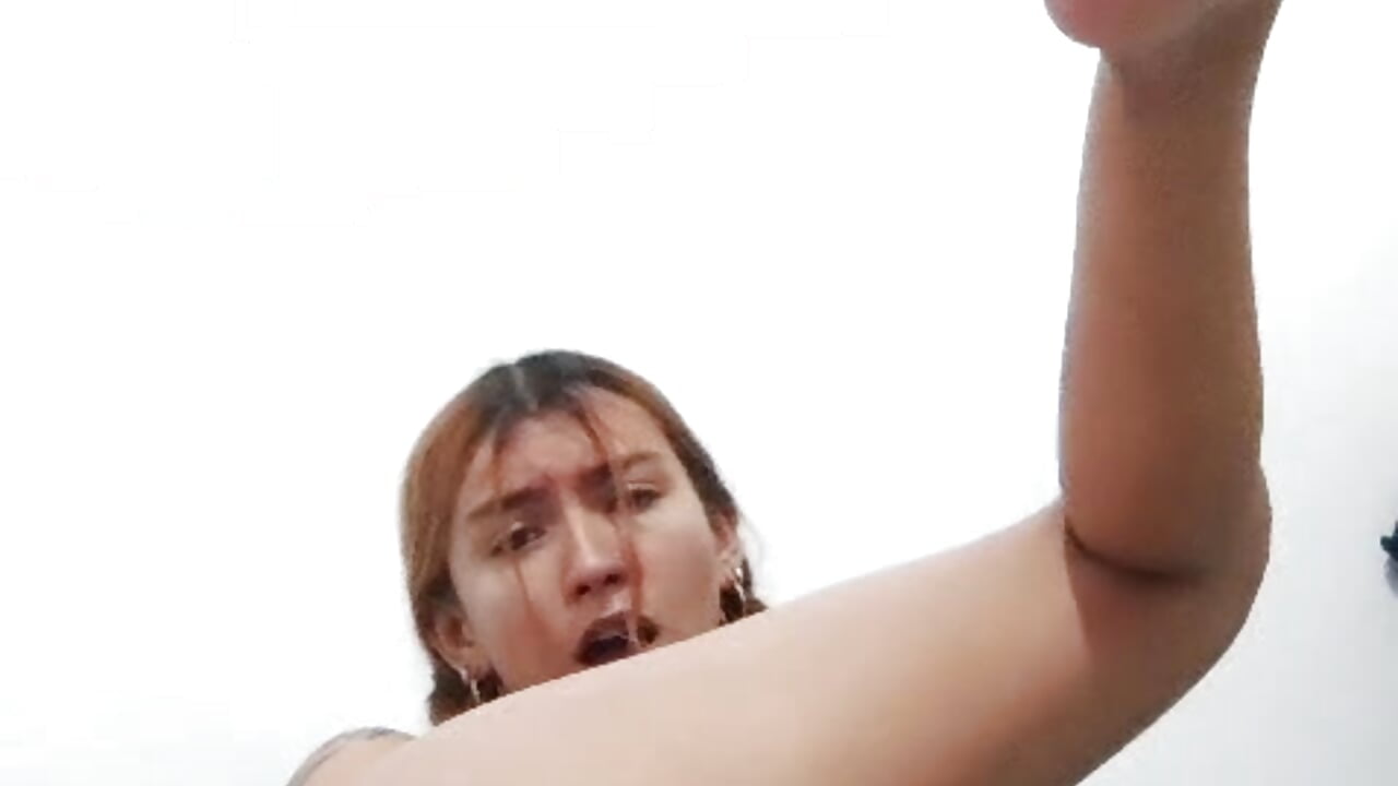 Inserting a dildo into my tight pussy 😶‍🌫️🥵 - Vídeo de Zoe_addiction, modelo de vídeos