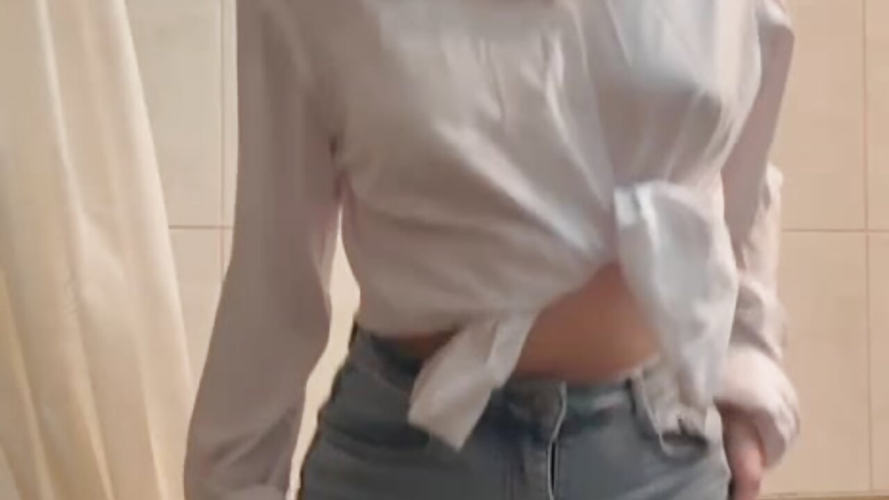 In bathroom) – video modela na kameri Malley_Saunds