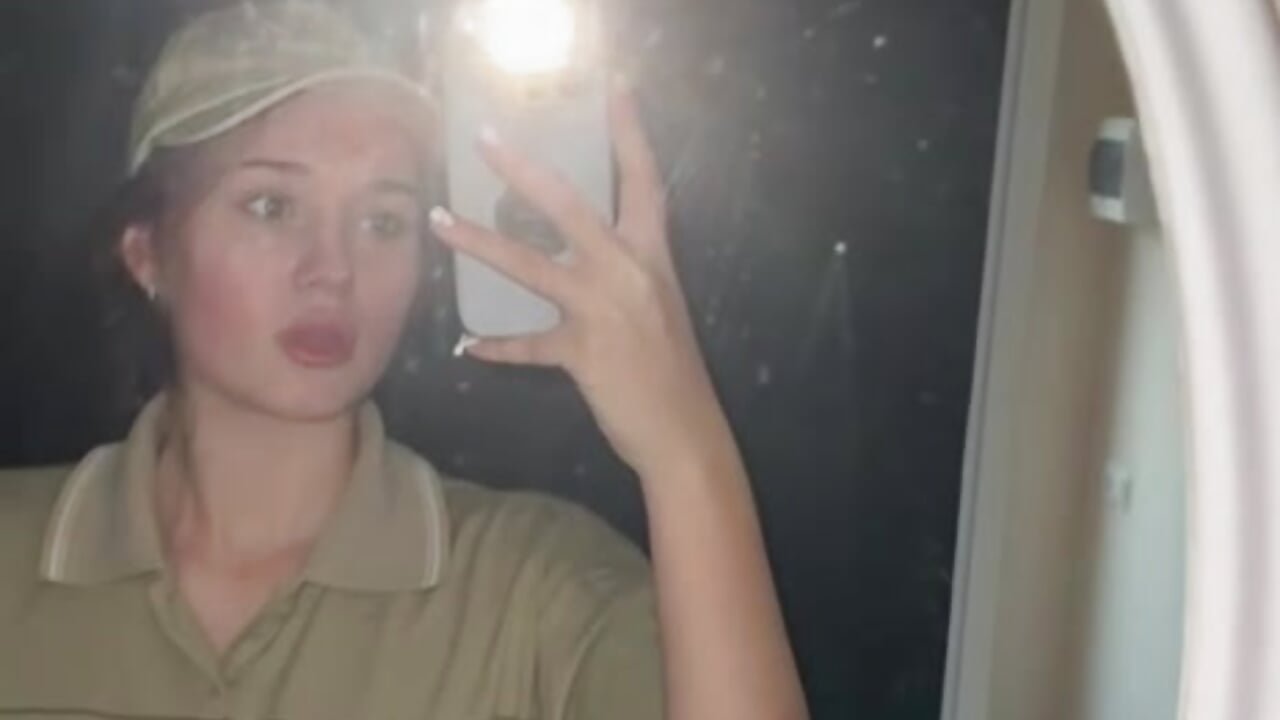 Whispered in the Greenhouse – video modela na kameri Malley_Saunds