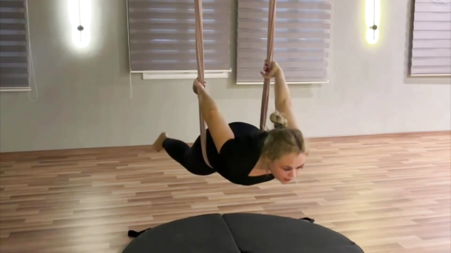 Aerial Gymnastics - video by TracyBlady cam model