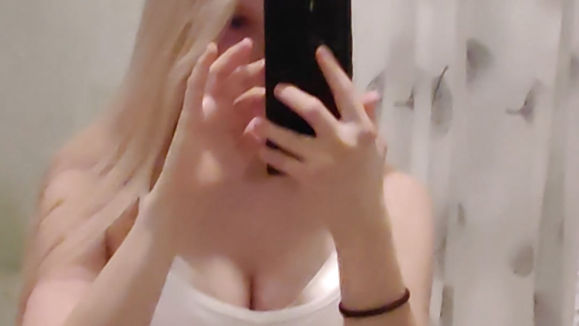 >< - video by CherrylHolme cam model