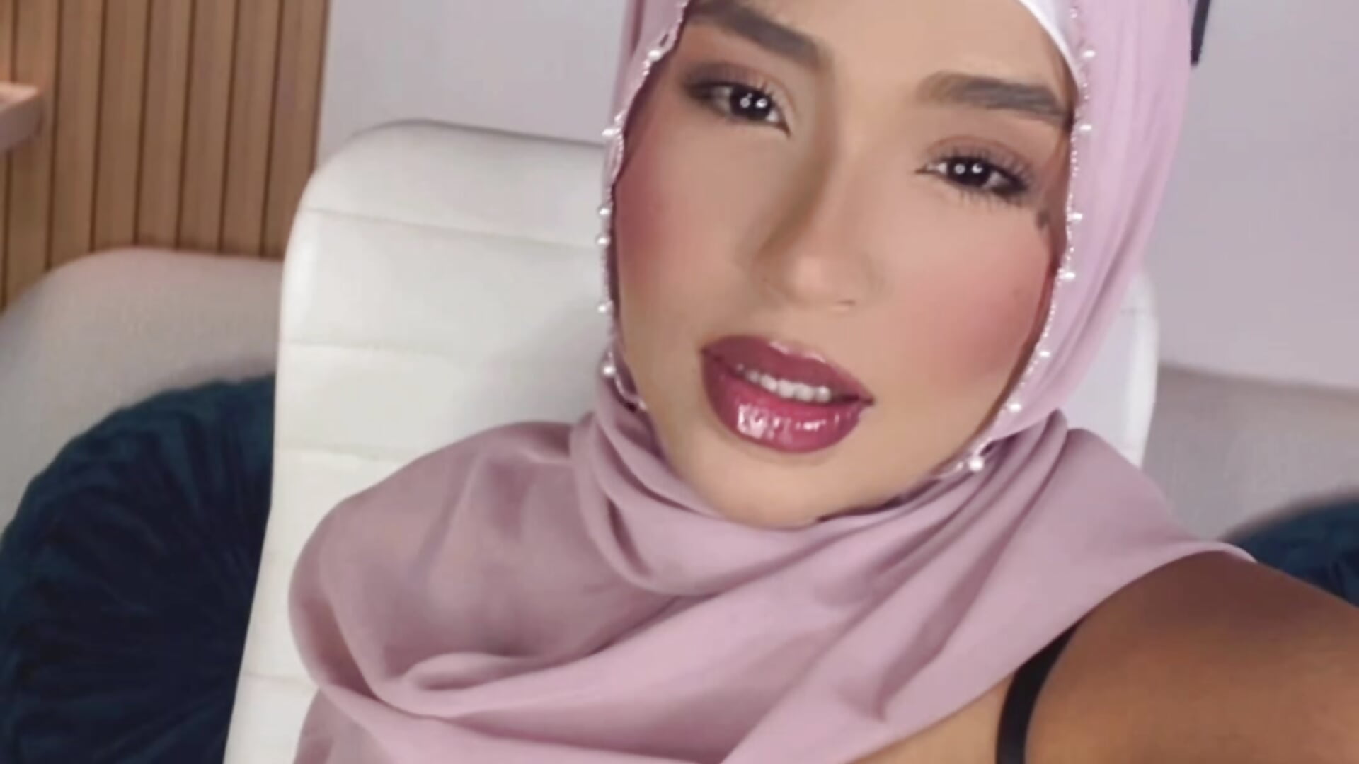 I want a night of passion, what will you do about it? 🧕😈💦 - video by Amira-Zahra cam model