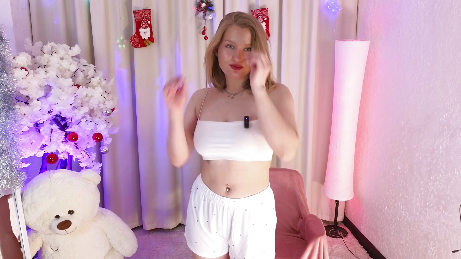 hew year vibe - video oleh model kamera ImiMonroe