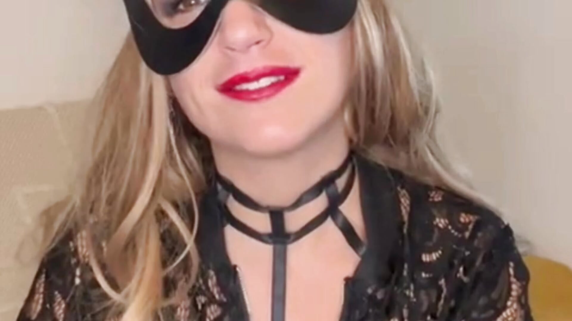 Une sexologue aussi brillante que perverse te reçoit en visio (pas de nudité) - video by LadyFox13000 cam model