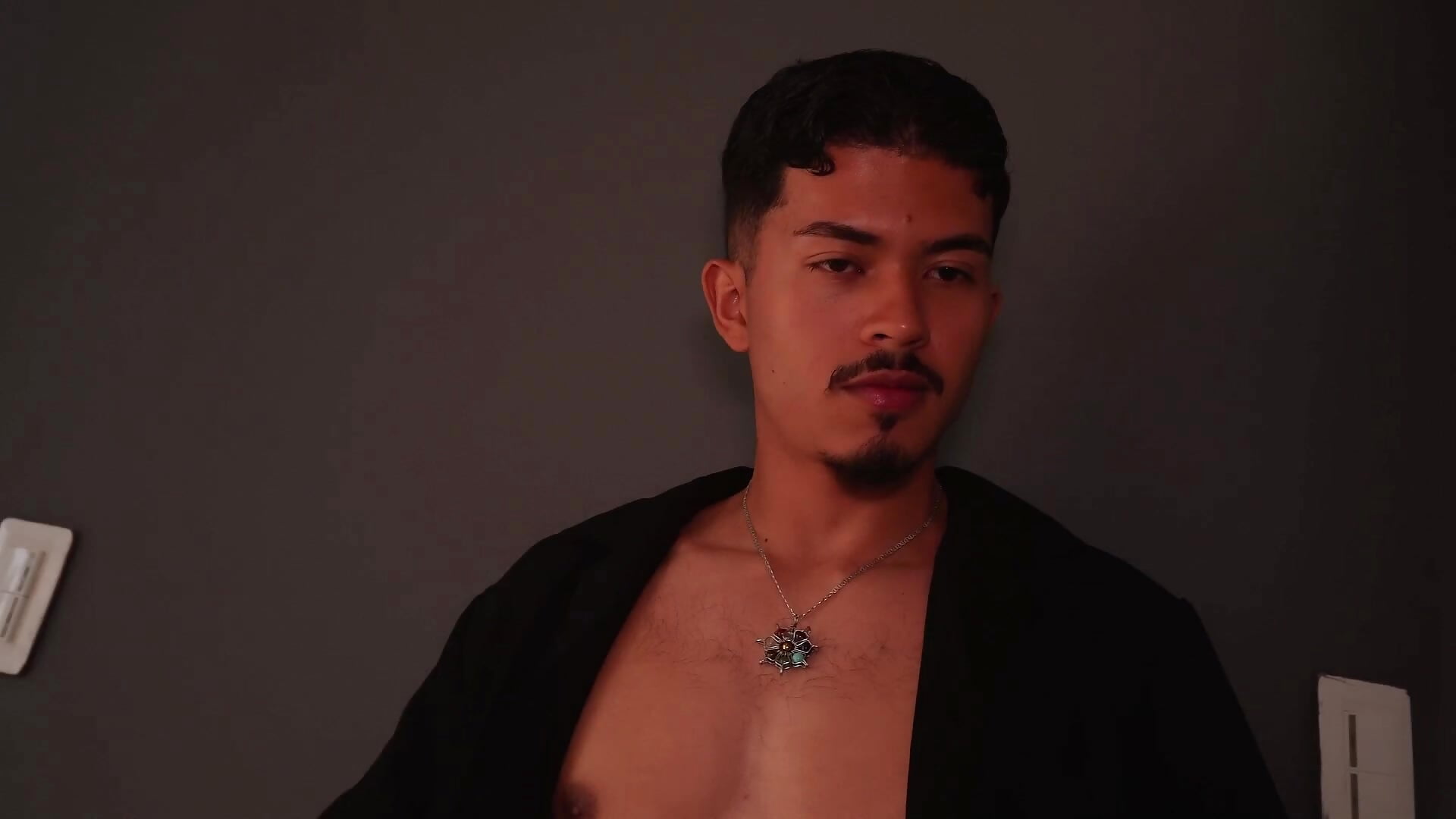 Sexy dominant guy wants his giant cock to be in good hands - vidéo du modèle de showcams NicolaiKarav