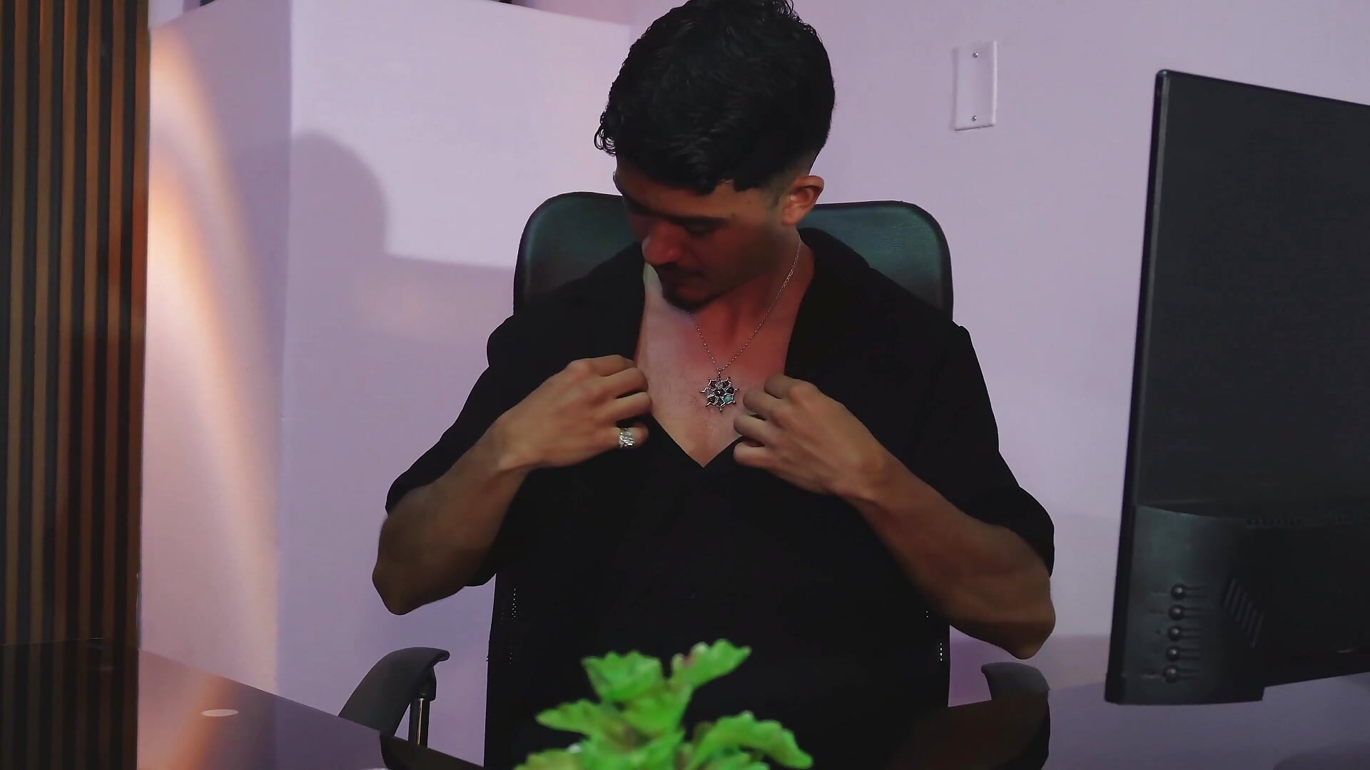 dominant curious latino available - vidéo du modèle de showcams NicolaiKarav