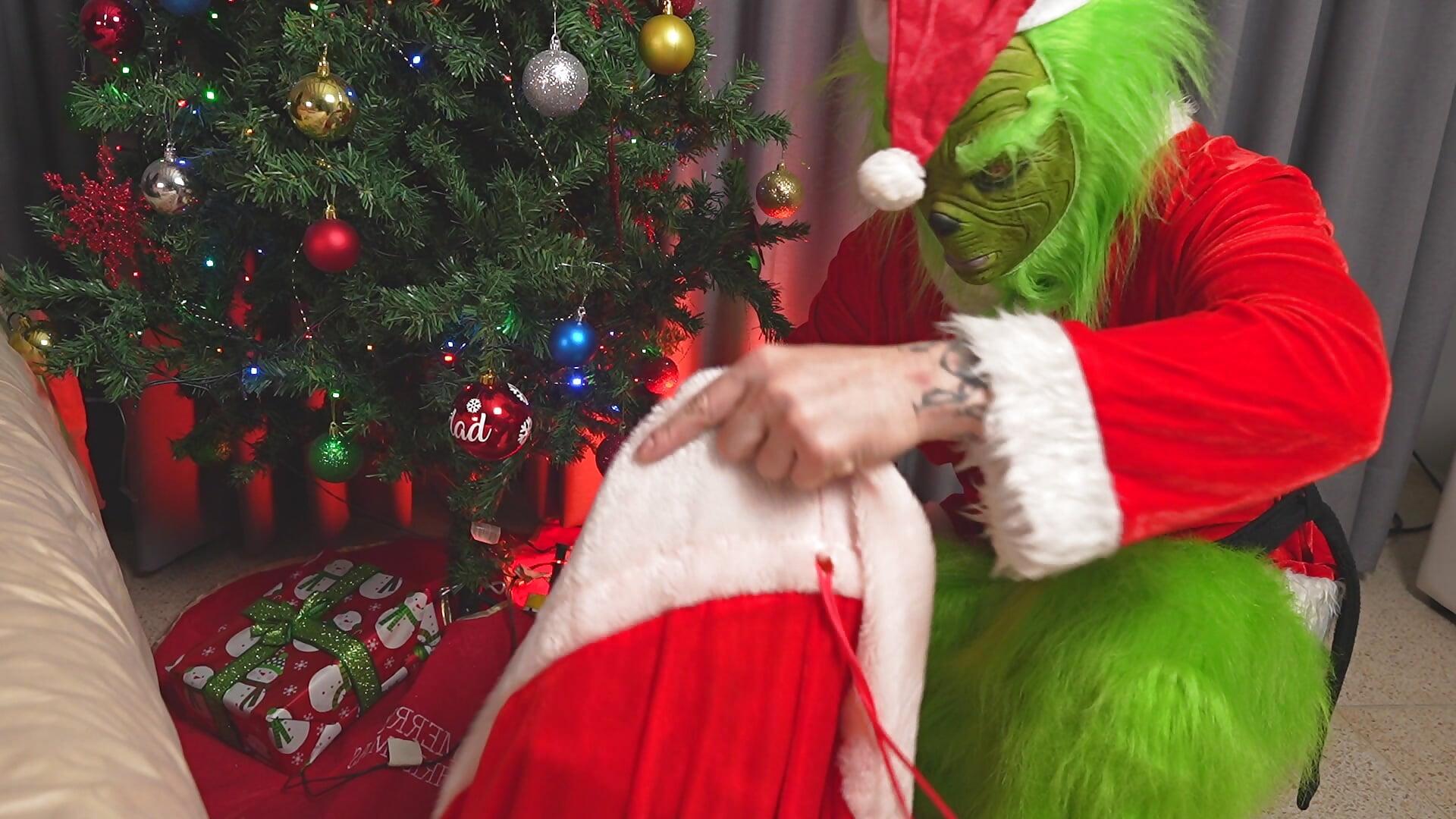 THE GRINCH IS HERE!!! 💚 - video by Pop_Doll cam model