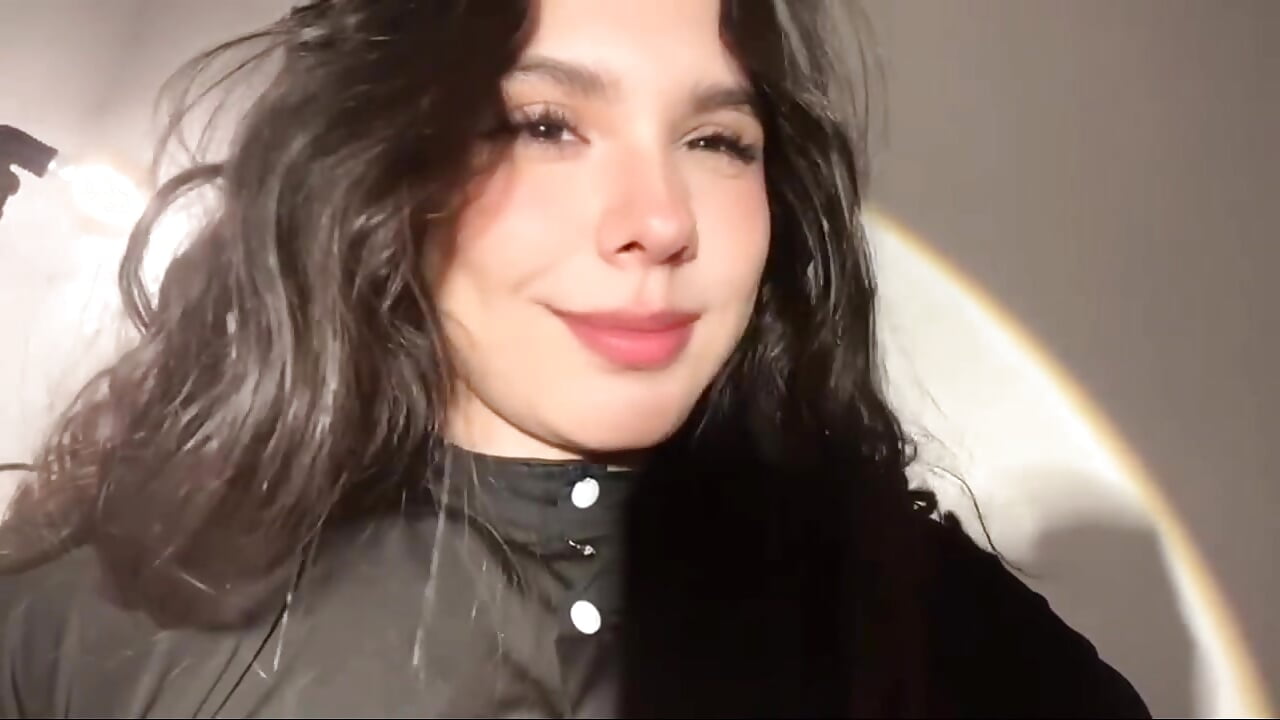 Caught in the softest light, waiting for you. Are you brave enough to make me lose contro!l – video af naty_saenz cam-model