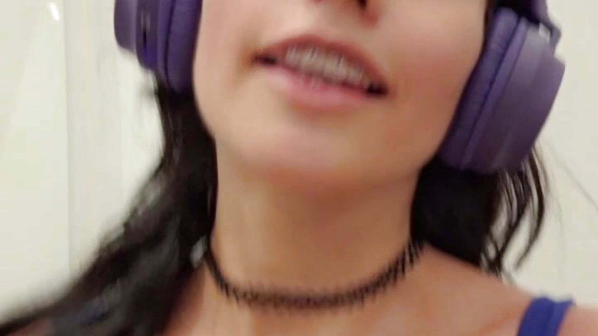 Boobs in bathroom (in public) - Vídeo de NaughtyMooon, modelo de vídeos