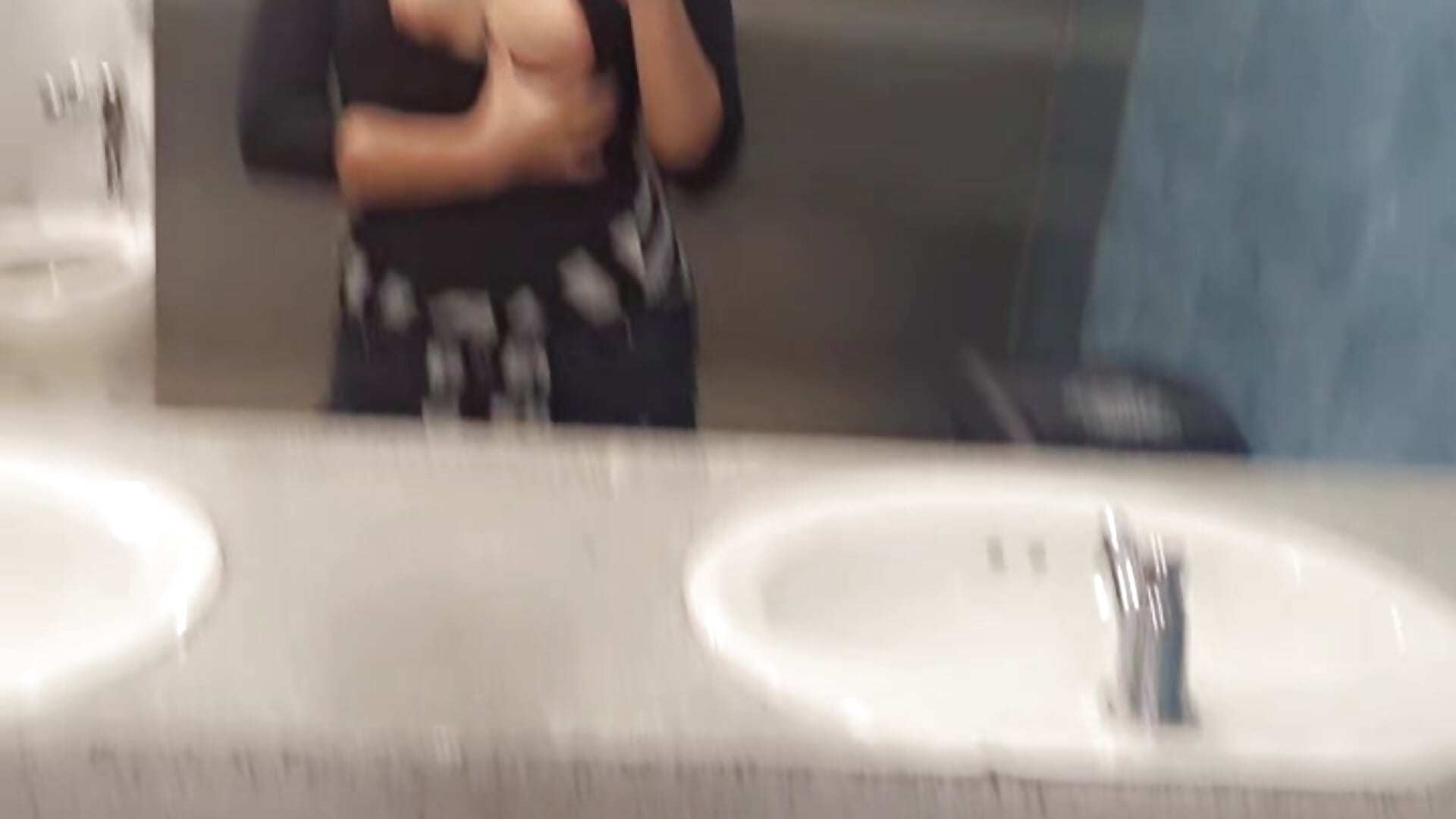 Boobs in mirror bathroom - Vídeo de Eveeelyn25, modelo de vídeos