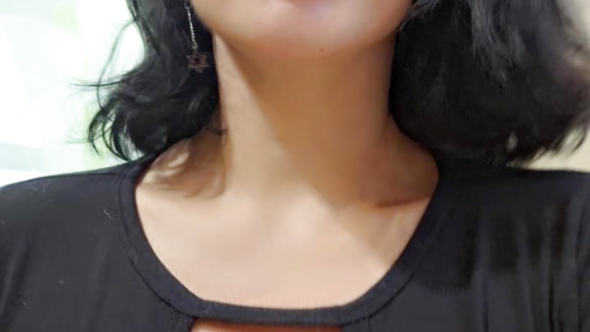 Flash pusy in mens bathroom - video by Eveeelyn25 cam model