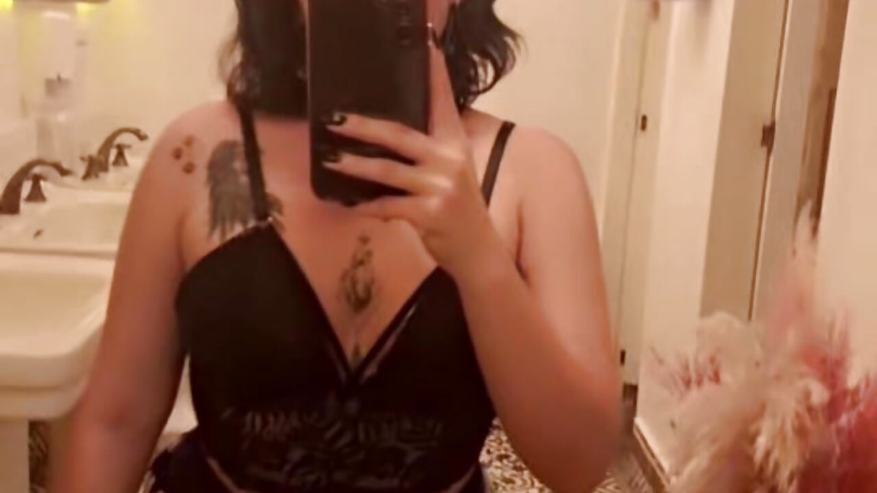 Pussy in restaurant - video van Eveeelyn25 cam-model