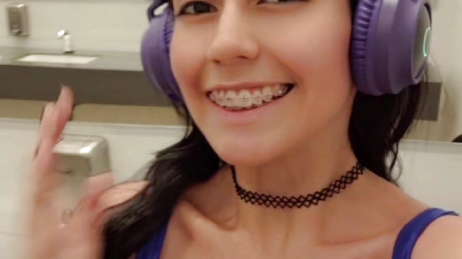 Boobs in bathroom (in public) - βίντεο μοντέλου Eveeelyn25