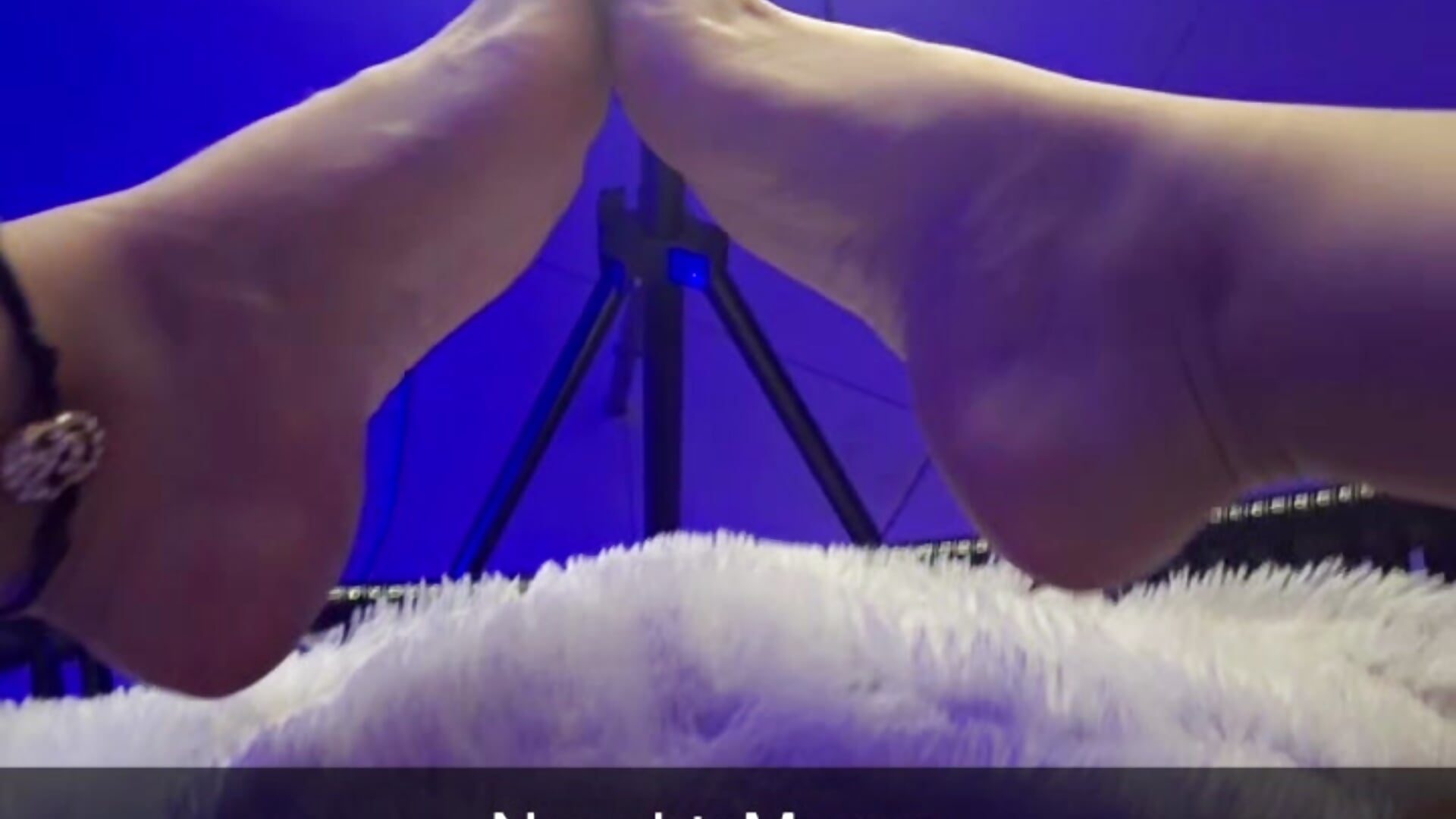 Fingering and feet - Vídeo de NaughtyMooon, modelo de vídeos