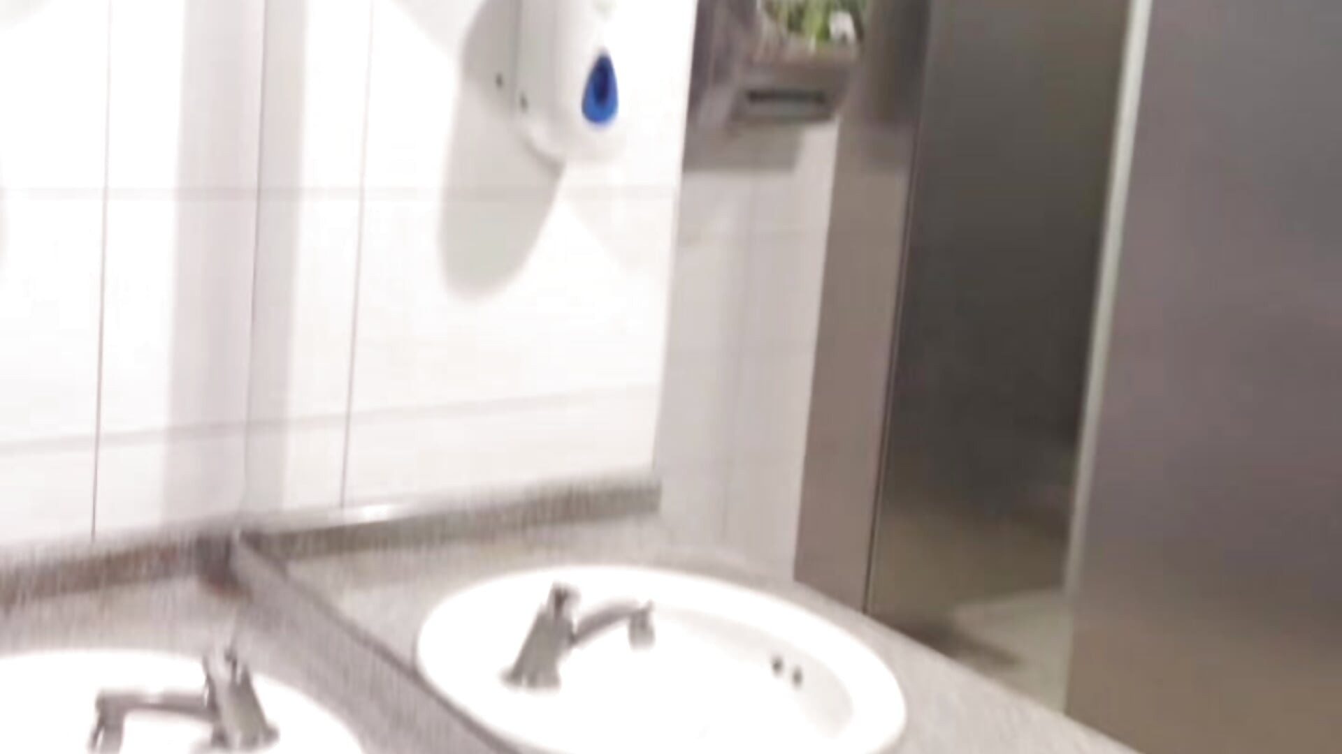 Flash boobs im bathroom - βίντεο μοντέλου Eveeelyn25