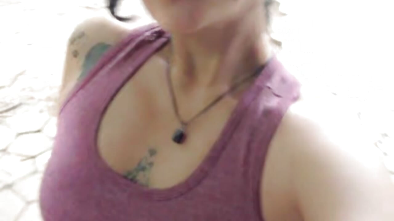 Show boobs in park (public) - Vídeo de Eveeelyn25, modelo de vídeos