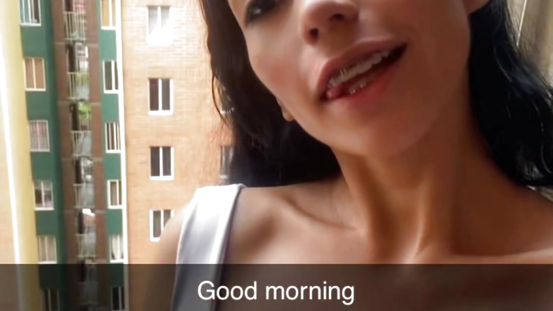 Show boobs in stairs - Vídeo de NaughtyMooon, modelo de vídeos