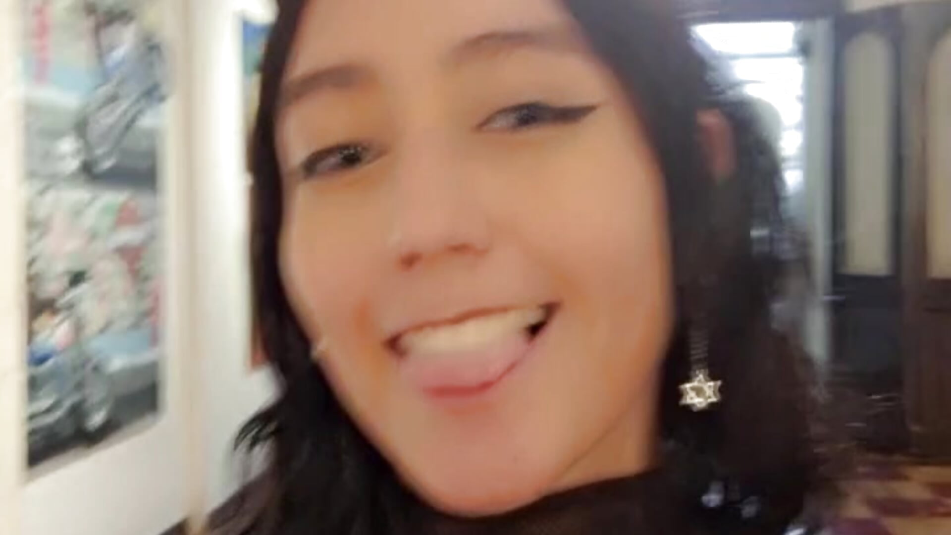 Show pussy in art galery(public) - video by Eveeelyn25 cam model