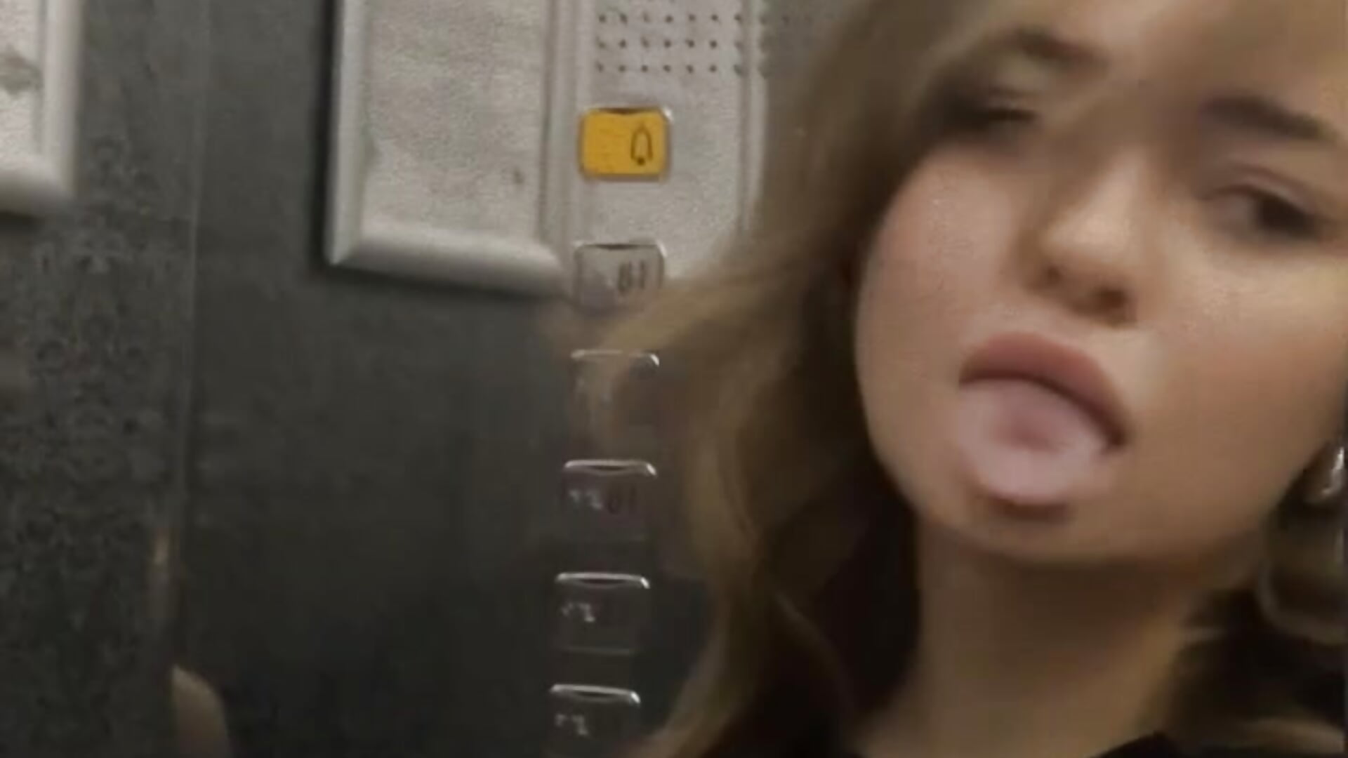 Every girl in the elevator is like this 😁 - Vídeo de Lilovila, modelo de vídeos