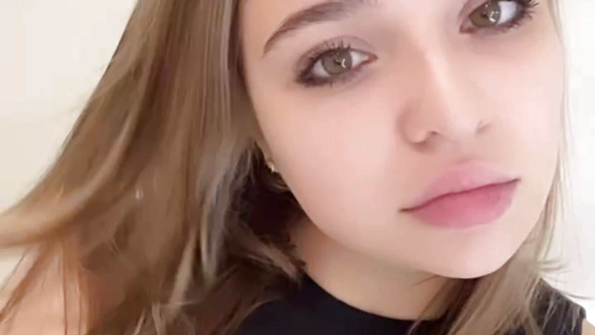 Experimenting with my hairstyles - Vídeo de Lilovila, modelo de vídeos