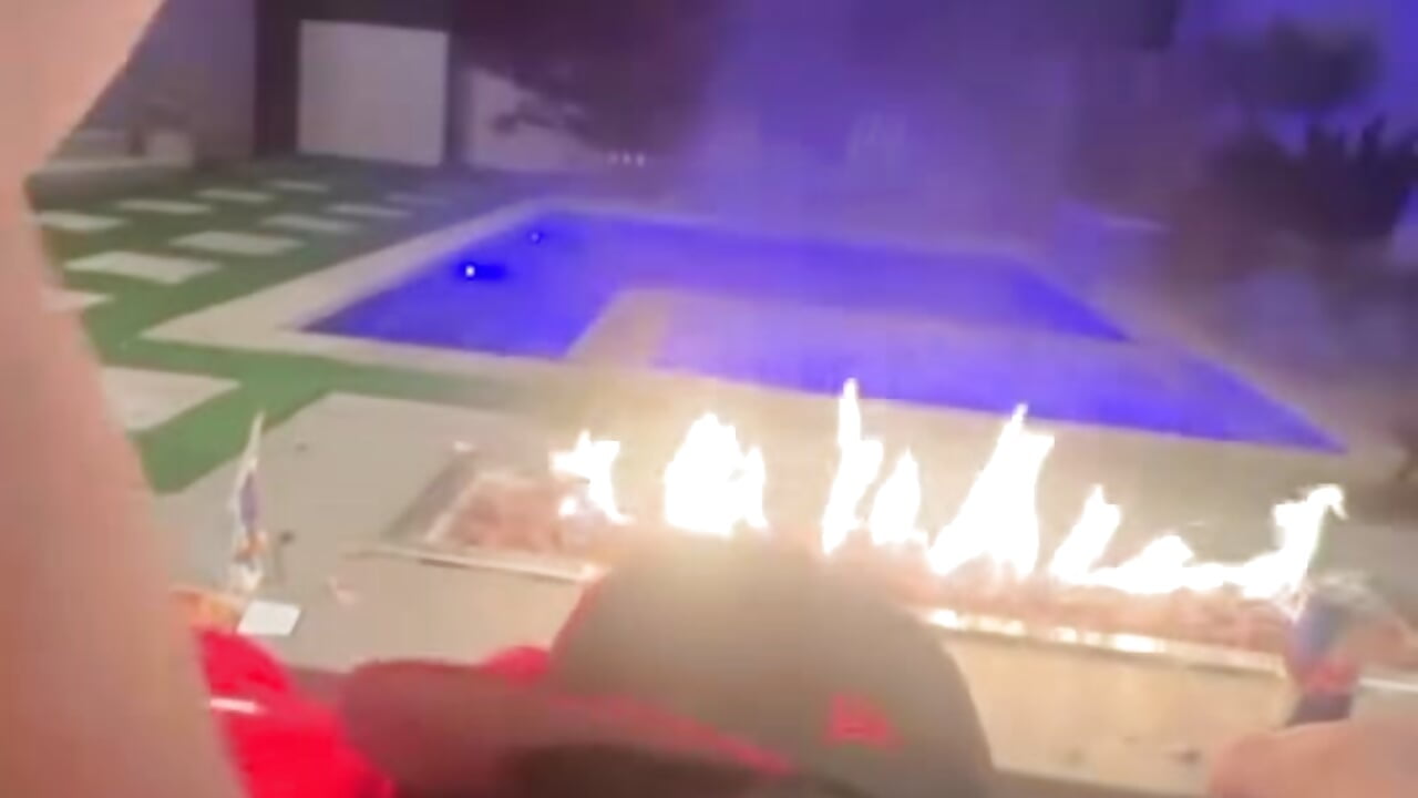 Eating her poolside 😩😍💦 - video của người mẫu cam seductivefreak7